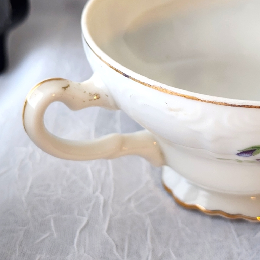 Vintage Set of (2) Purple Violet Fine Porcelain Shell Shaped Plates w. Teacups - Picture 7 of 11